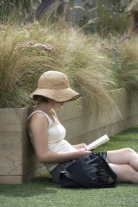 Bergamo Paesaggio donna che legge