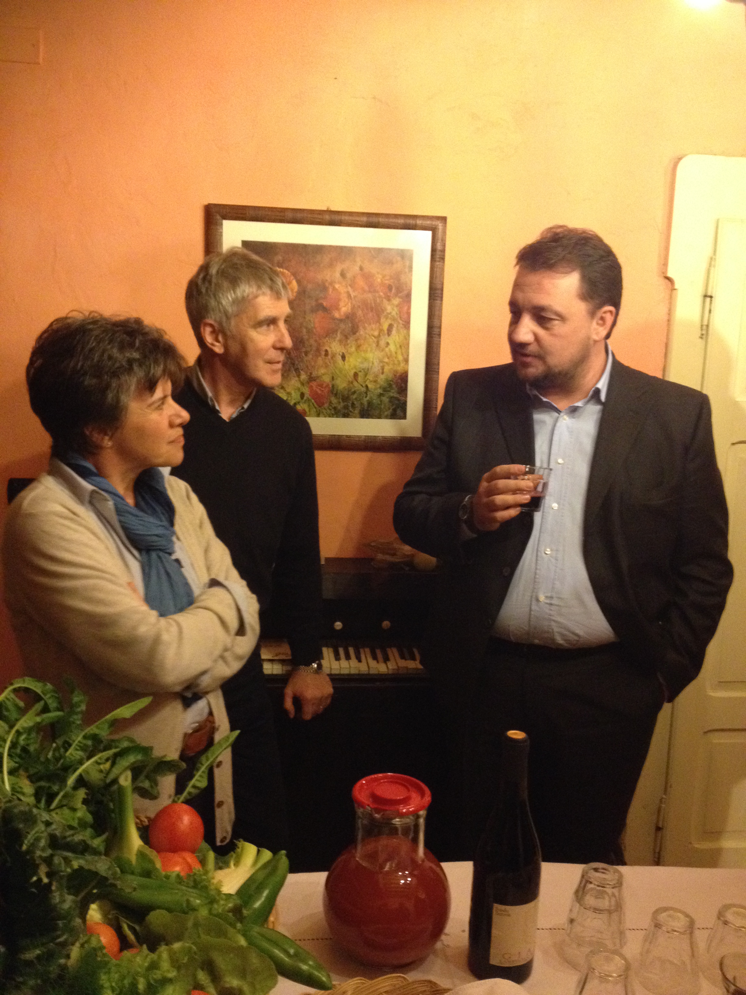 Gianni Fava, assessore all'Agricoltura di Regione Lombardia, a destra nella foto, con i titolari dell'agriturismo Corte Nigella a Felonica (MN)