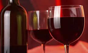 vino rosso dettaglio con bicchieri