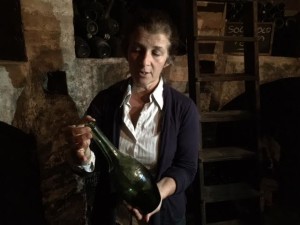 Oltrepò Pavese Codevilla Azienda Montelio titolare in cantina con bottiglia d'annata